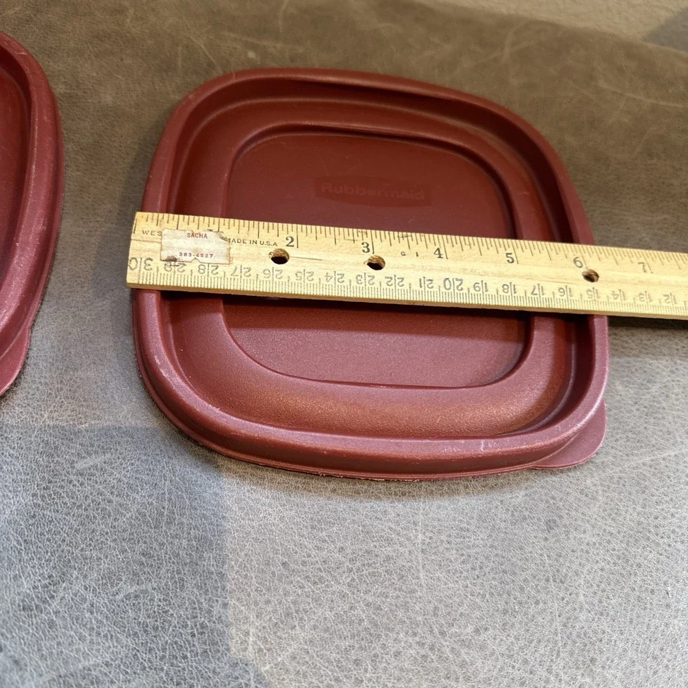 2 RUBBERMAID 7J64 Easy Find Burgundy Square Cover‎ 6-1/2